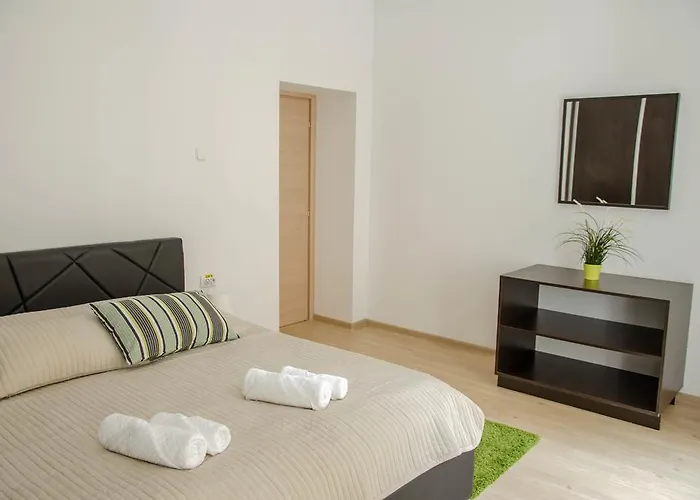 Apartmán Old City Area-3Br-100 Sqm-Completely Renovated *